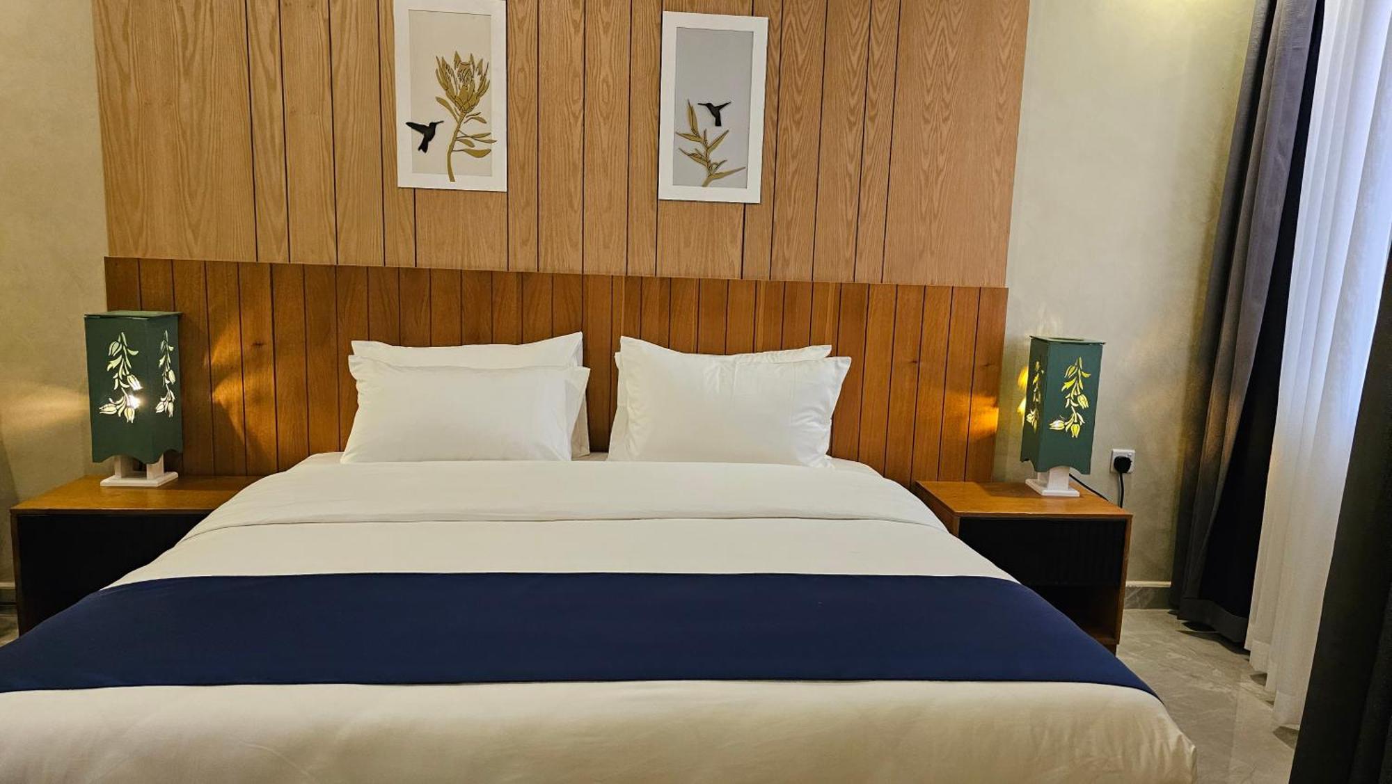Grik Hotel - エンテベ エクステリア 写真